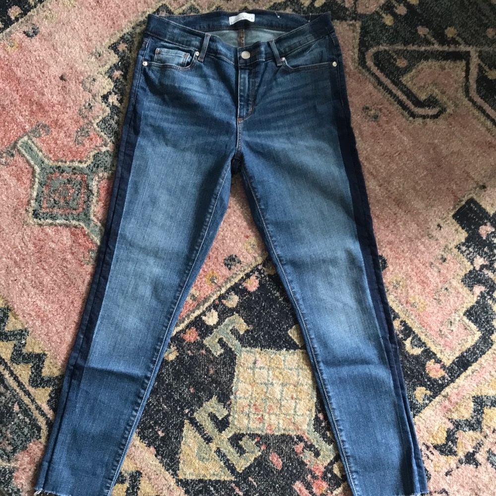 Loft stretch mid rise jeans with cute side detailing. Ankle length on 5’4”